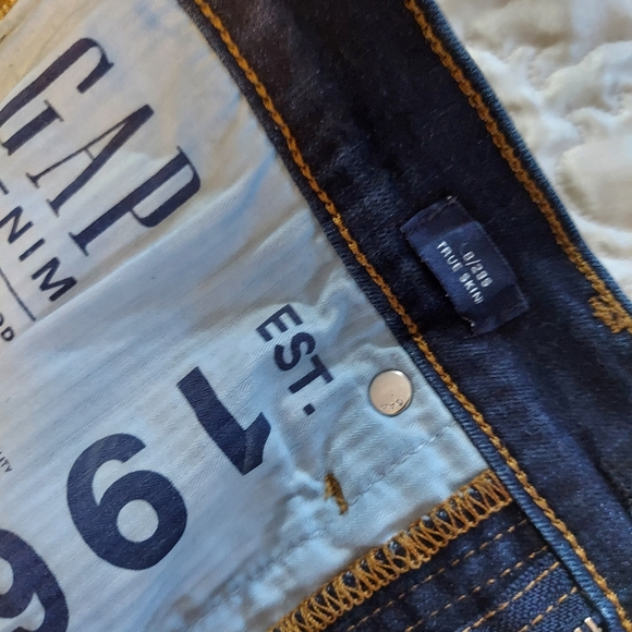 Gap High-Waisted Jeans - Picture 2 of 3
